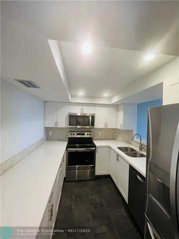 3900 N Hills Dr, Hollywood, FL 33021