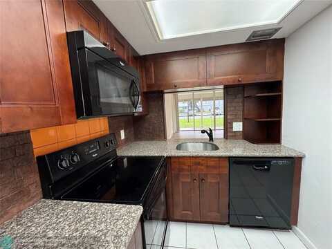 116 Royal Park Dr, Oakland Park, FL 33309