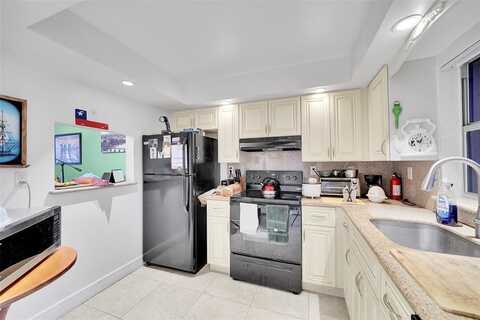 9401 Sunrise Lakes Blvd, Sunrise, FL 33322