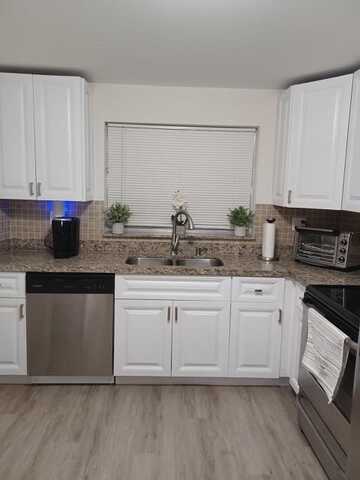 9201 Sunrise Lakes Blvd, Sunrise, FL 33322