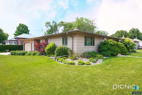 429 S Elm St, Lennox, SD 57039