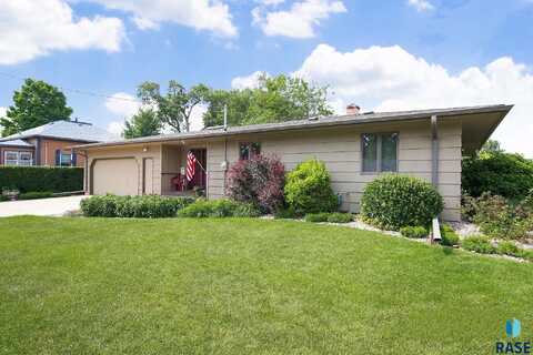 429 S Elm St, Lennox, SD 57039