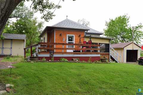 211 Barrett Ave S, Wessington Springs, SD 57382