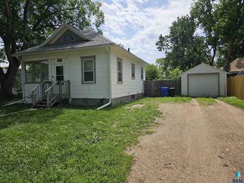 615 NW 1st St, Madison, SD 57042