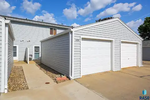 1204 S Newport Pl, Sioux Falls, SD 57106