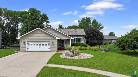 704 Fairway Cir, Dell Rapids, SD 57022