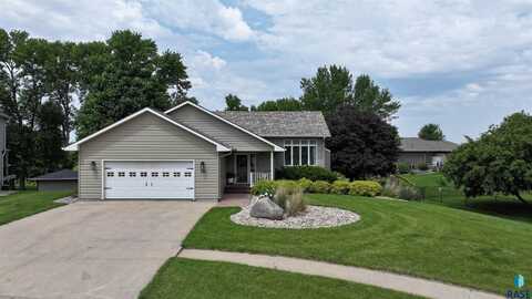 704 Fairway Cir, Dell Rapids, SD 57022