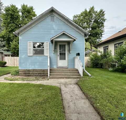 613 N Cedar St, Luverne, MN 56156