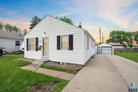 1513 Elmwood Ave, Sioux Falls, SD 57104