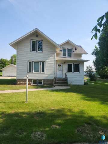 313 E 2nd St, Hills, MN 56138