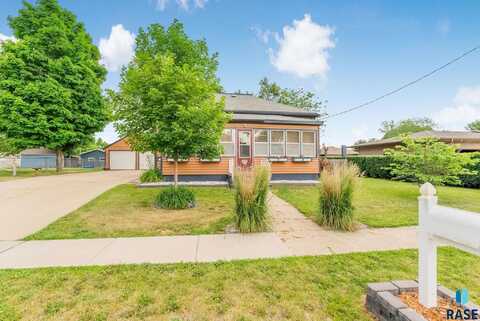 412 W 5th St, Lennox, SD 57039
