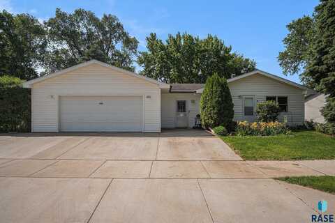 403 W 11th St, Canton, SD 57013