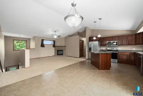 910 Joseph Pl, Sioux Falls, SD 57106