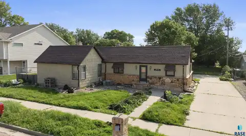 3208 S Elmwood Ave, Sioux Falls, SD 57105