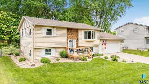913 S Gardner Dr, Sioux Falls, SD 57103