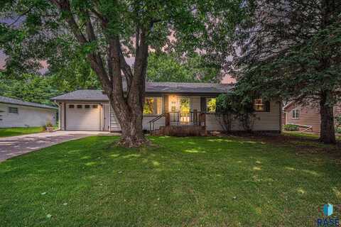 715 N Catherine Ave, Madison, SD 57042