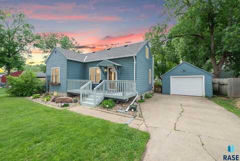 308 W 5th Ave, Lennox, SD 57039