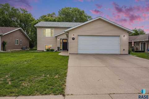 506 Silver Creek Cir, Madison, SD 57042