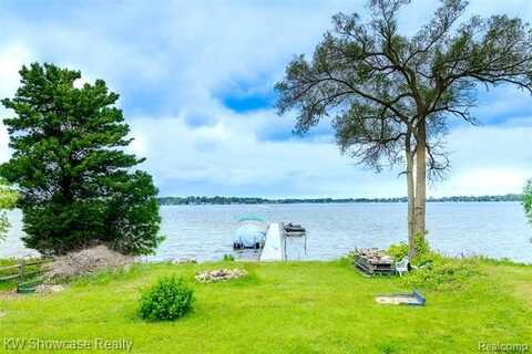 1815 E Lake Drive, Novi, MI 48377
