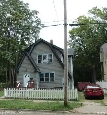1035 Maple Avenue, Jackson, MI 49203