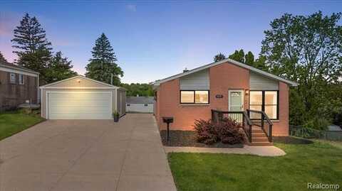 835 Manor Drive W, Milford, MI 48381