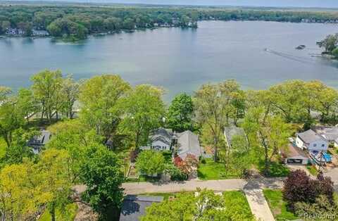 1786 Point Street, Commerce Township, MI 48382