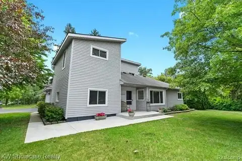 5865 Crescent Road, Waterford, MI 48327