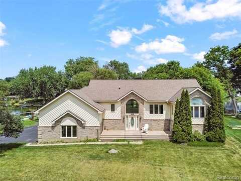 969 Bogie Lake Road, White Lake, MI 48383