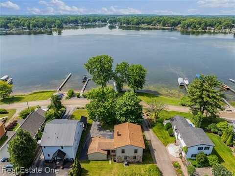 5065 Girard Drive, Pinckney, MI 48169