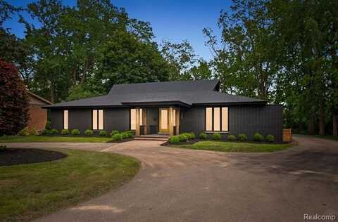 3405 Pine Estates Drive, Bloomfield Hills, MI 48323