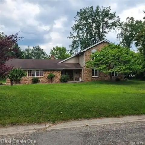 5208 Woodview Drive, Bloomfield Hills, MI 48302
