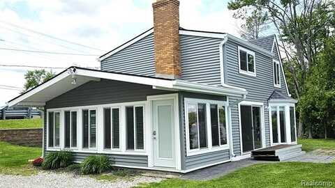 9388 DEXTER PINCKNEY, Pinckney, MI 48169
