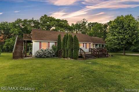 917 Middle Road, Highland, MI 48357