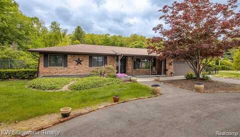 7337 Maceday Lake Road, Waterford, MI 48329