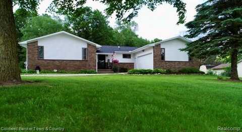 8811 COYLE Drive, Pinckney, MI 48169