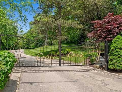 9970 S CROSS CREEK Drive W, South Lyon, MI 48178