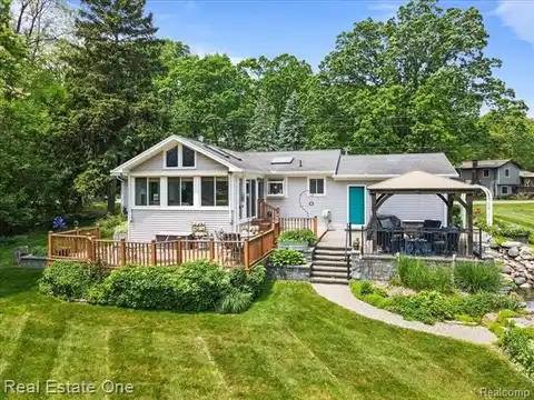 5900 Wellington Drive, Clarkston, MI 48346