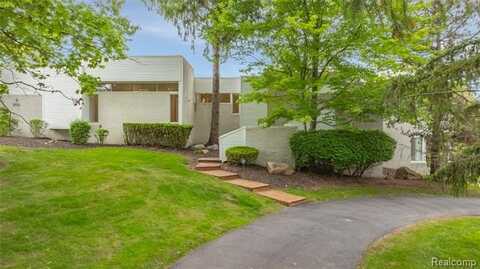 1752 Alexander Drive, Bloomfield, MI 48302