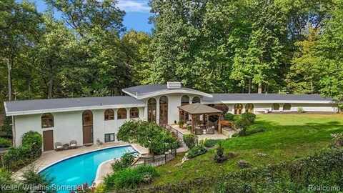 2829 Shannon Drive, Oakland, MI 48363