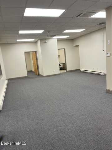 10 Valley St, Lee, MA 01238
