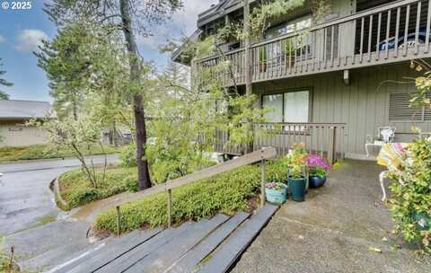 7522 SW BARNES RD, Portland, OR 97225