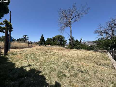 1916 E 9TH ST, The Dalles, OR 97058