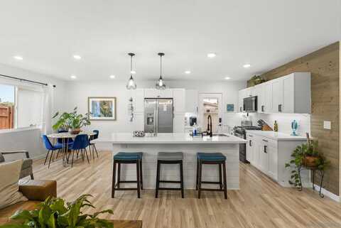 411 Palmbark St, Vista, CA 92083