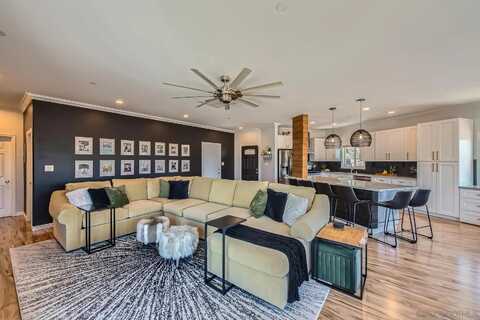 9180 Tokaj Ln, Spring Valley, CA 91977