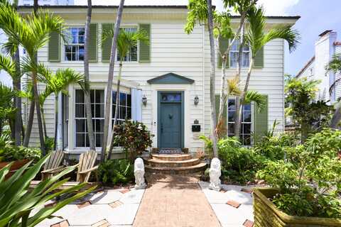 284 Queens Court, West Palm Beach, FL 33401