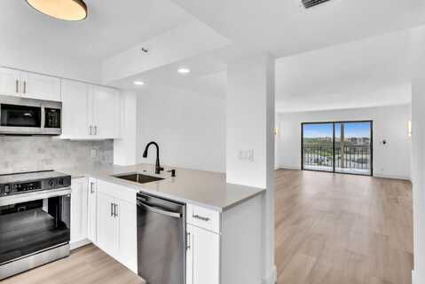 7076 Huntington Lane, Delray Beach, FL 33446