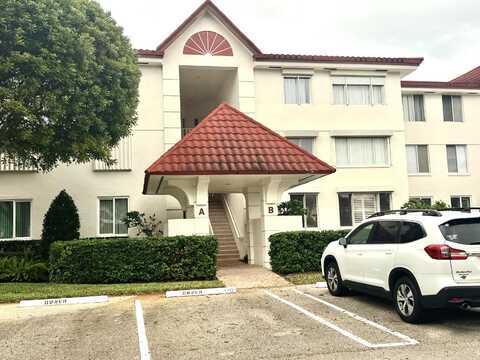 104 Half Moon Circle, Hypoluxo, FL 33462
