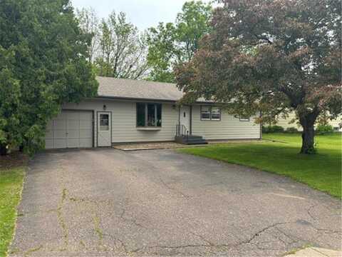 555 2nd Avenue NE, Milaca, MN 56353