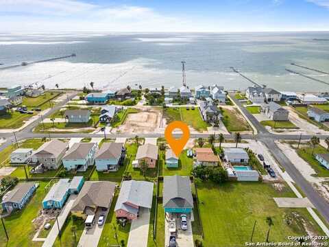 1421 S Magnolia St, Rockport, TX 78382