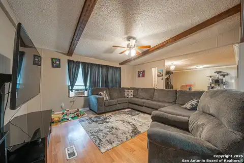 840 Oak Tree Rd, Seguin, TX 78155